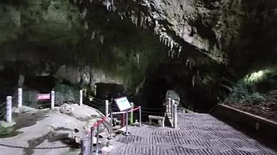 爬山拍摄山洞游玩一天视频的预览图